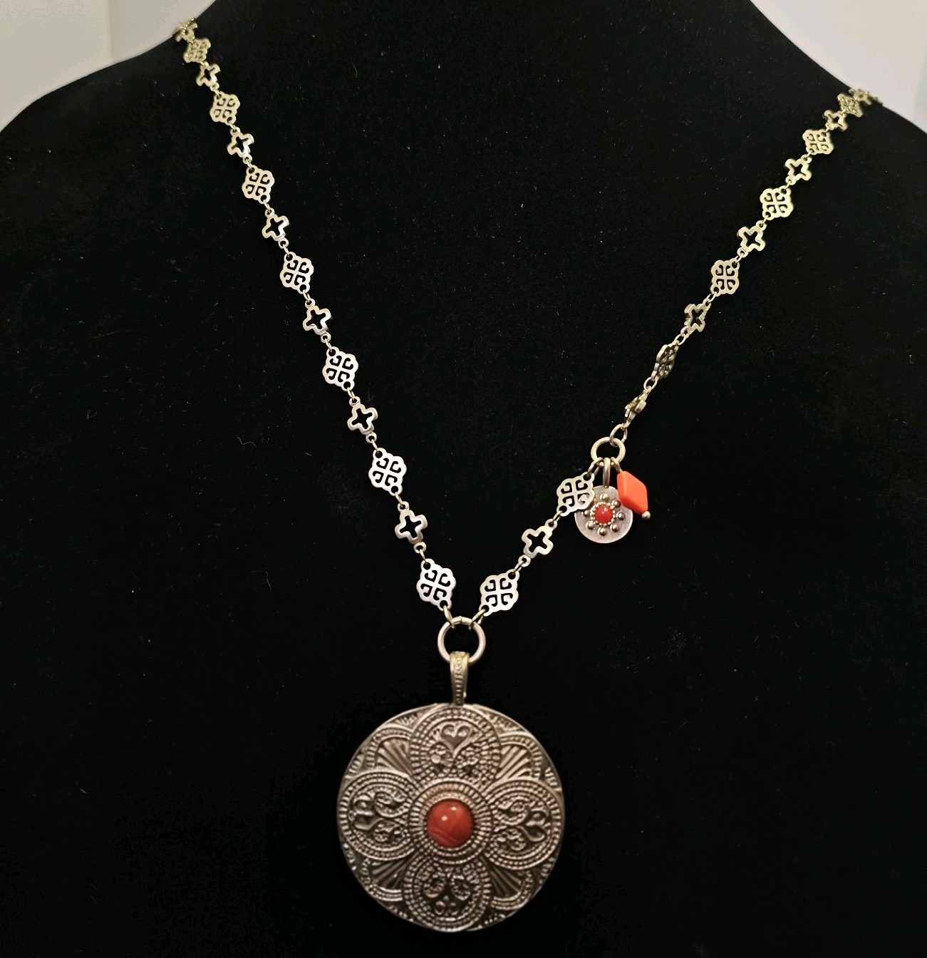 Chico’s Gold Tone Link Chain Necklace Round Medallion Coin Pendant Red Bezel NWT