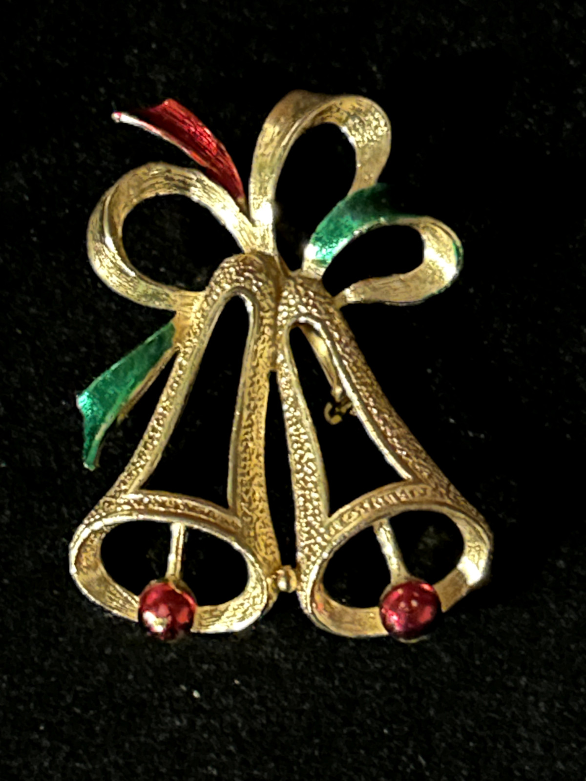 C8-5128 VINTAGE BROOCH SIGNED GERRY’S GOLD TONE PIN 2 1/4″ CHRISTMAS ENAMEL BELL