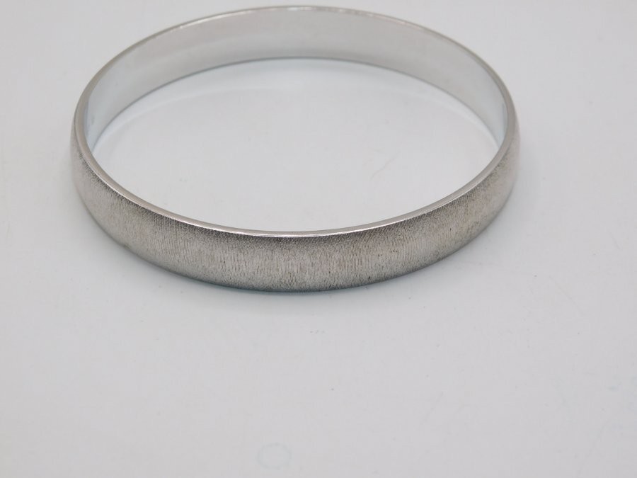 A705-VINTAGE BRACELET~SILVER TONE BANGLE~METAL~2.5″ OPENING