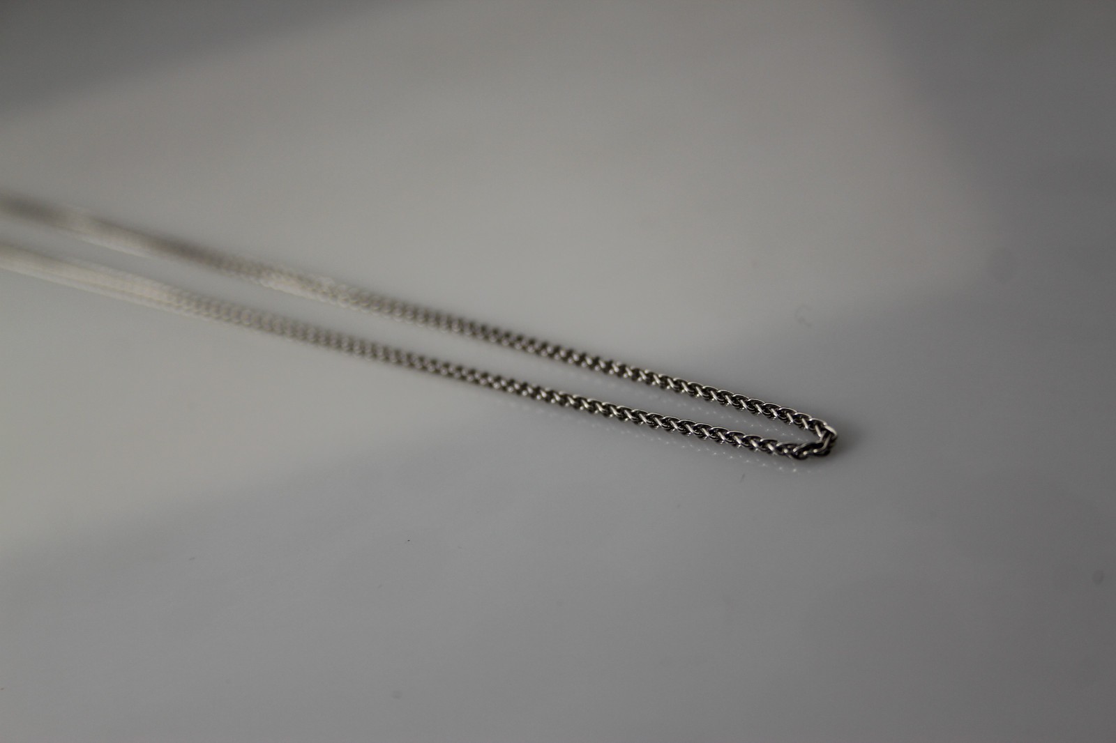 14K White Gold Wheat Chain Necklace 5.4 grams 20″ long, 1/16″ wide (NEC5973x)