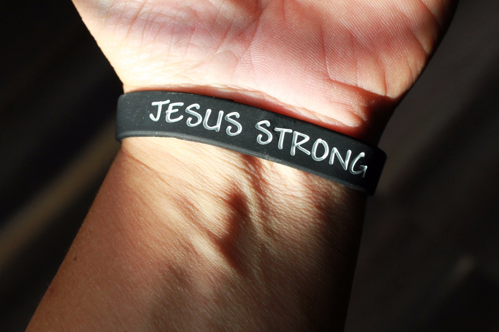 BRAND NEW Jesus Strong Writstband Black & White Bracelet / i am second