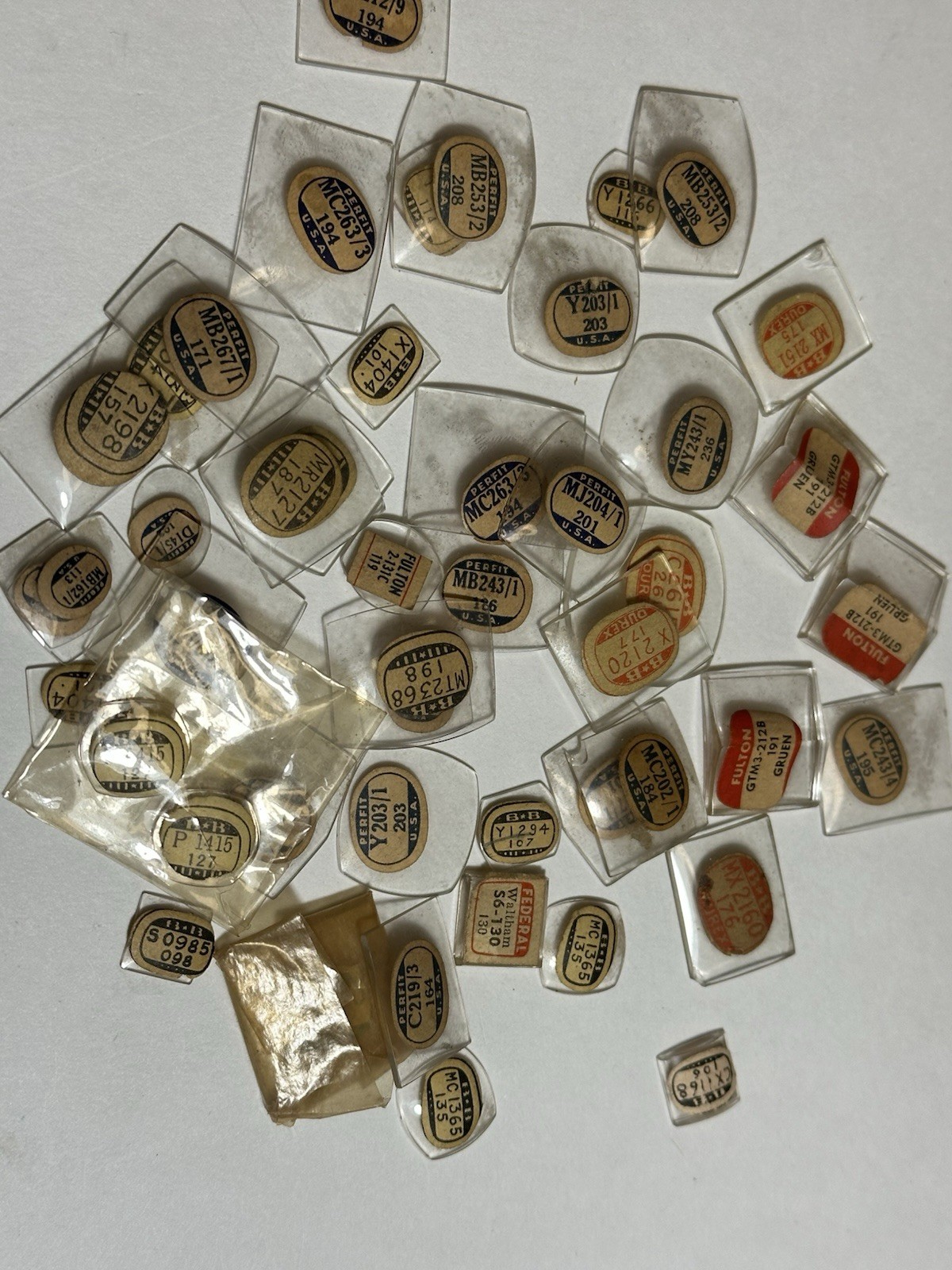 LOT OF 100 GLASS WATCH CRYSTALS WATCHMAKER REPLACEMENT PARTS VARIES BRANDS #27
