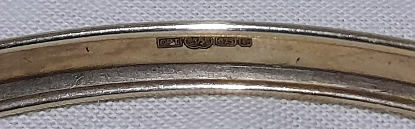 LARGE 9ct Gold ‘ADULT’S EXPANDABLE DIAMOND-CUT’ 8 inch Round BANGLE. 4.90 grams