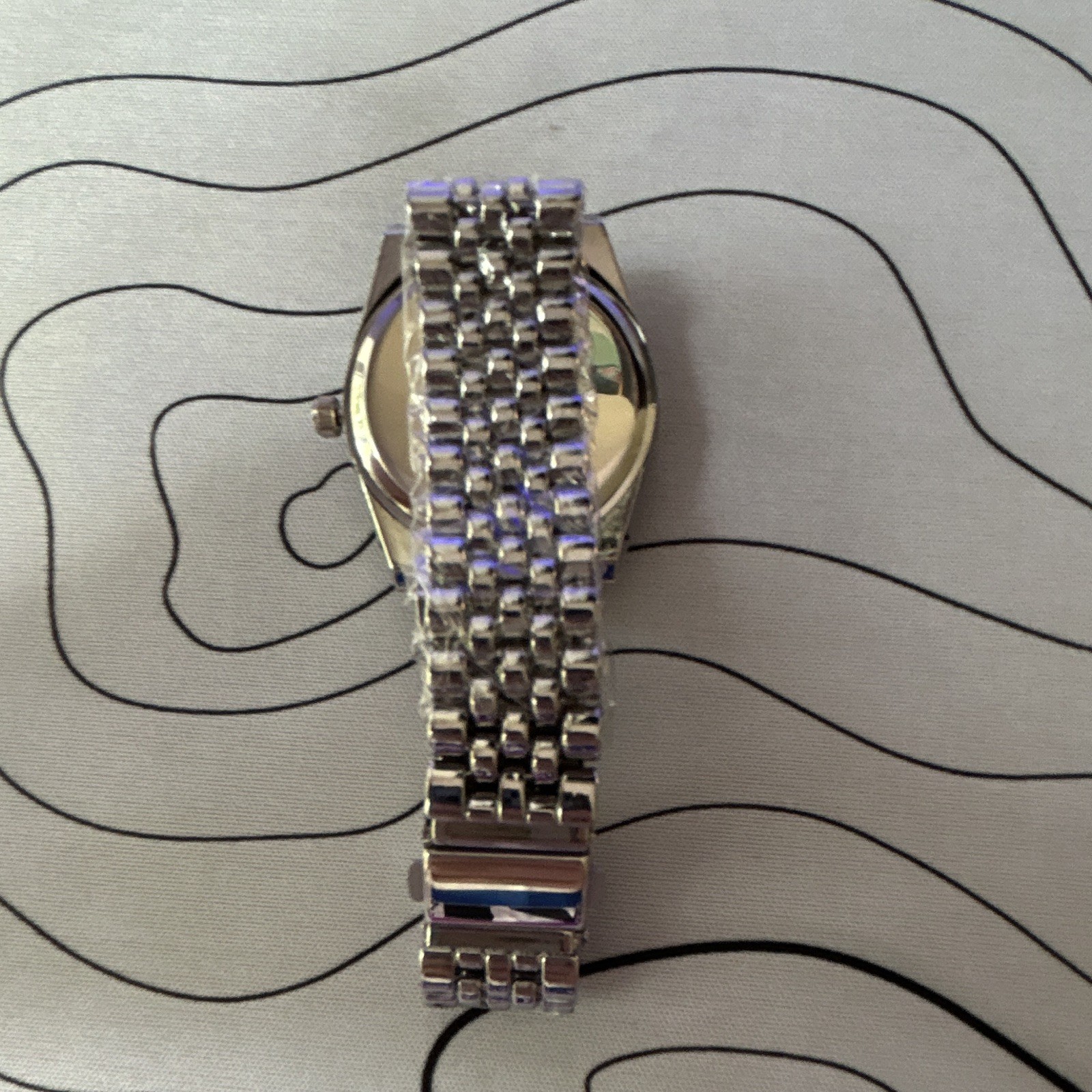 Sliver watch brand new never been used comes with a package