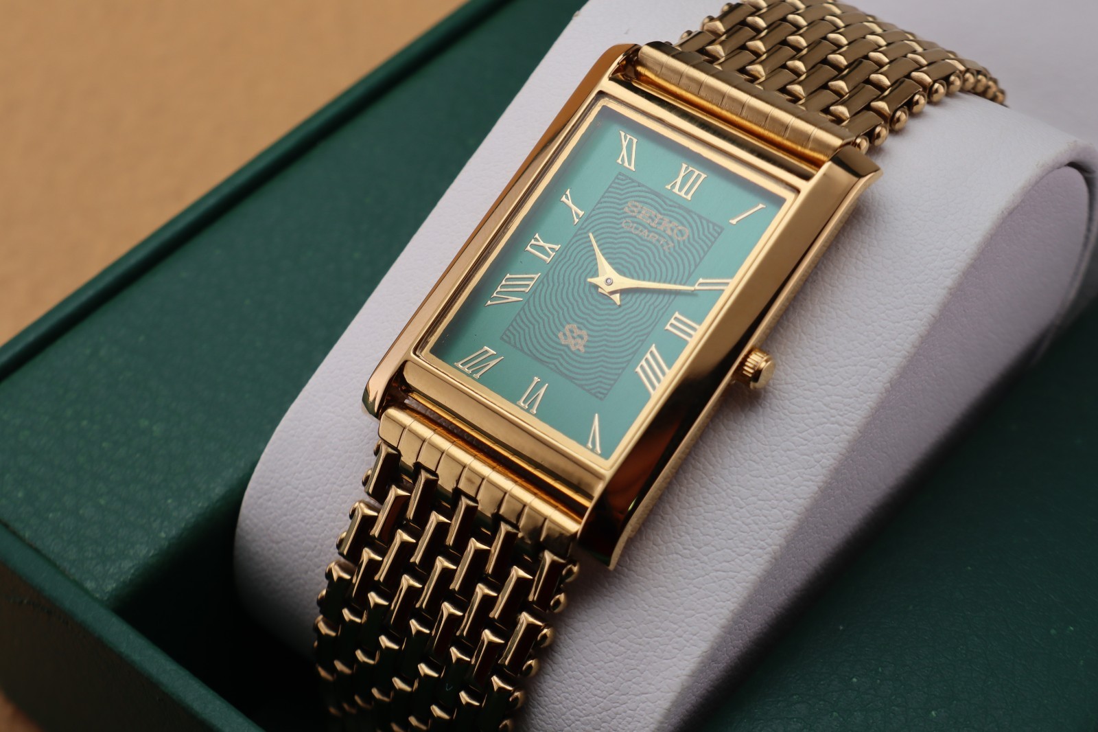 Vintage Seiko Slim Quartz Men’s Wrist Watch Green Dial with Gold Bracelet.