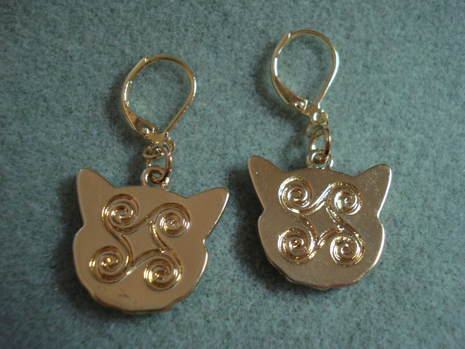 1 5/8″ Drop Dangle Colorful Gray Tabby Cat Face Gold Plated Leverback Earrings