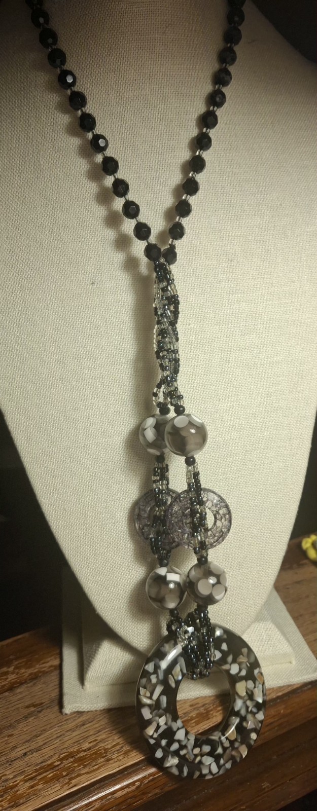 Pre-owned no brand pendant necklace with multi-beads, black, gray, white..MOP