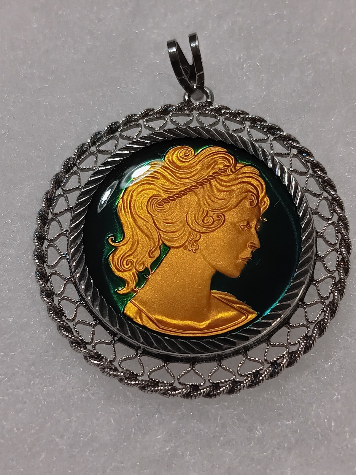 1/4 oz .999 fine Silver Cameo Pendant