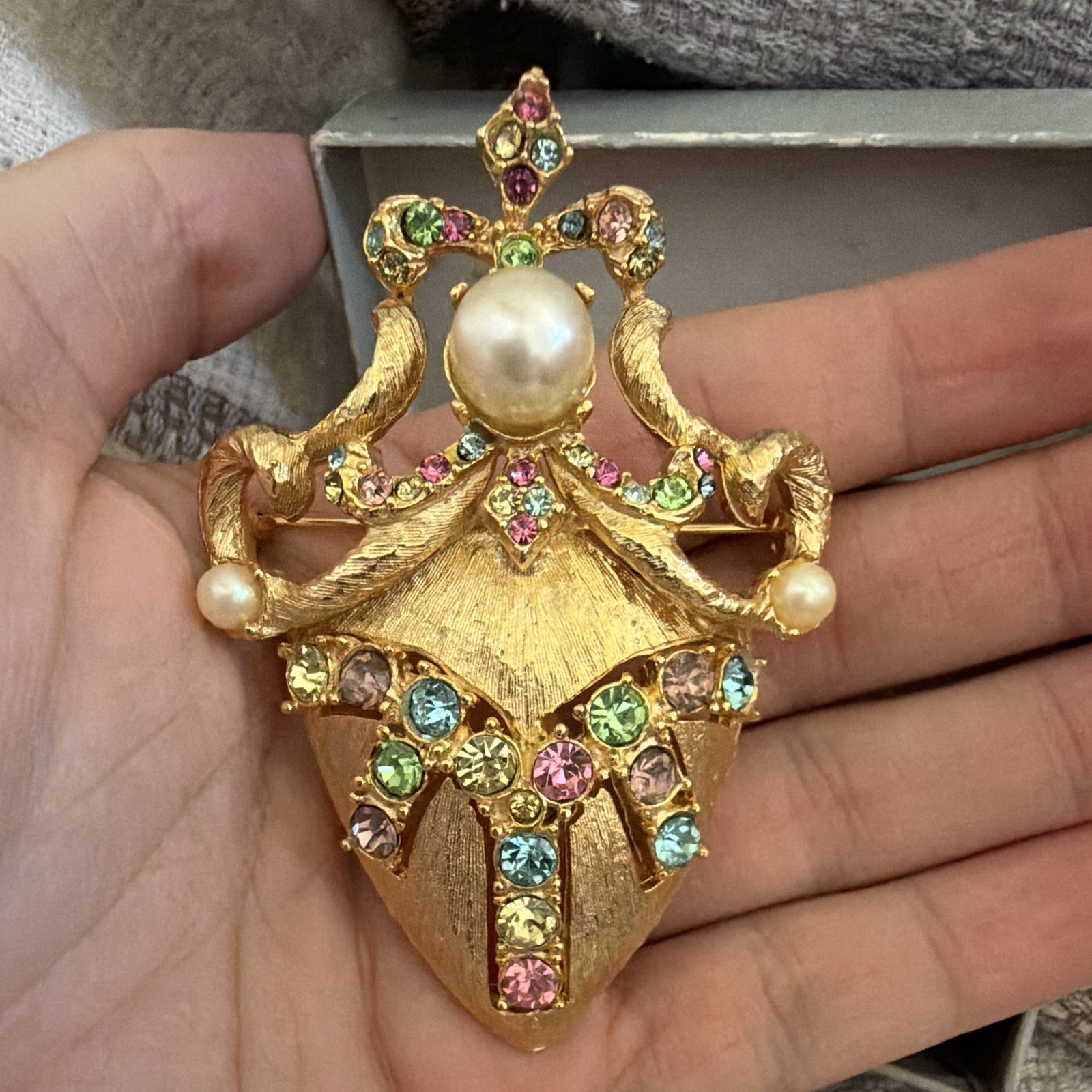 Vintage Liz’s Js Fashions Gold Tone White Round Pearl Rhinestone Pin Brooch