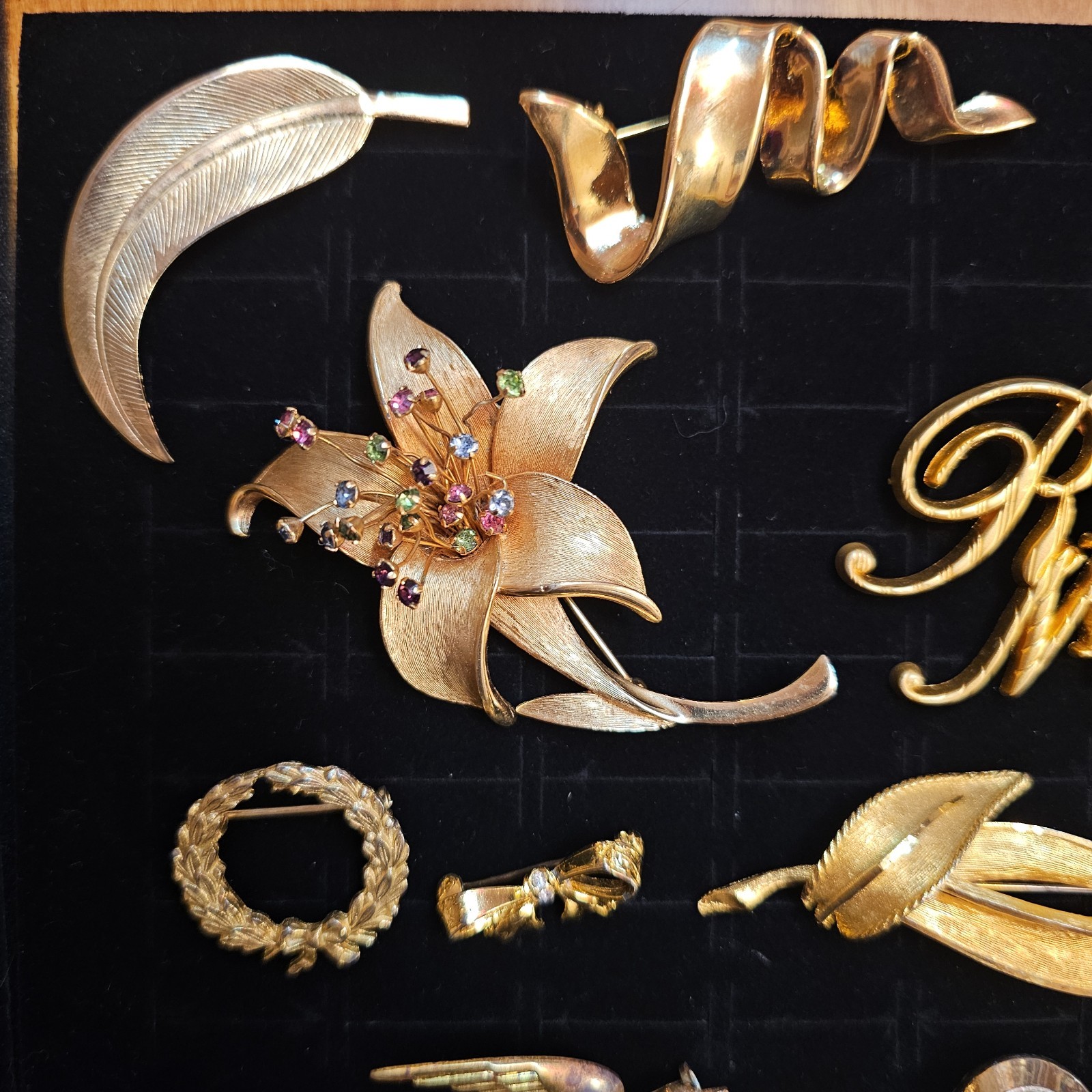 Vintage Brooch Pins Lot 30 Unbranded/Trifari/Dubarry/Ricci/J. Lee/Boucher B84
