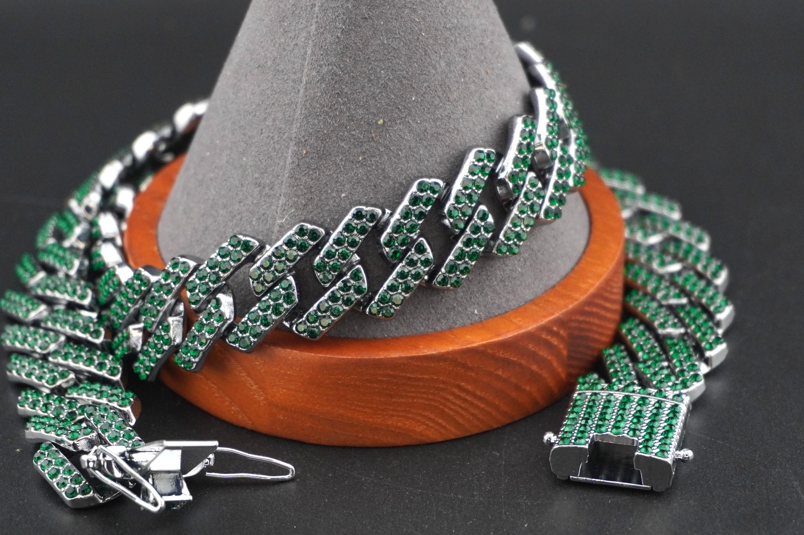 Neckless – Emerald Green/Chrome 22″ Neckless Cuban Bling with 3 Locks (NEW)