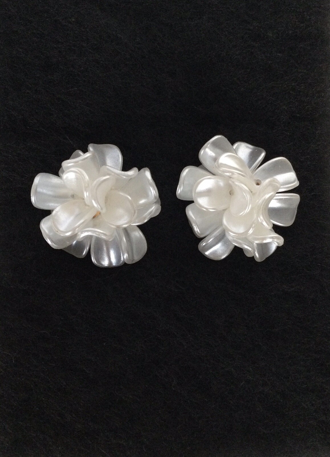 NWT Earrings Trendy Fashion Stud White Resin Flower Korean Style Statement