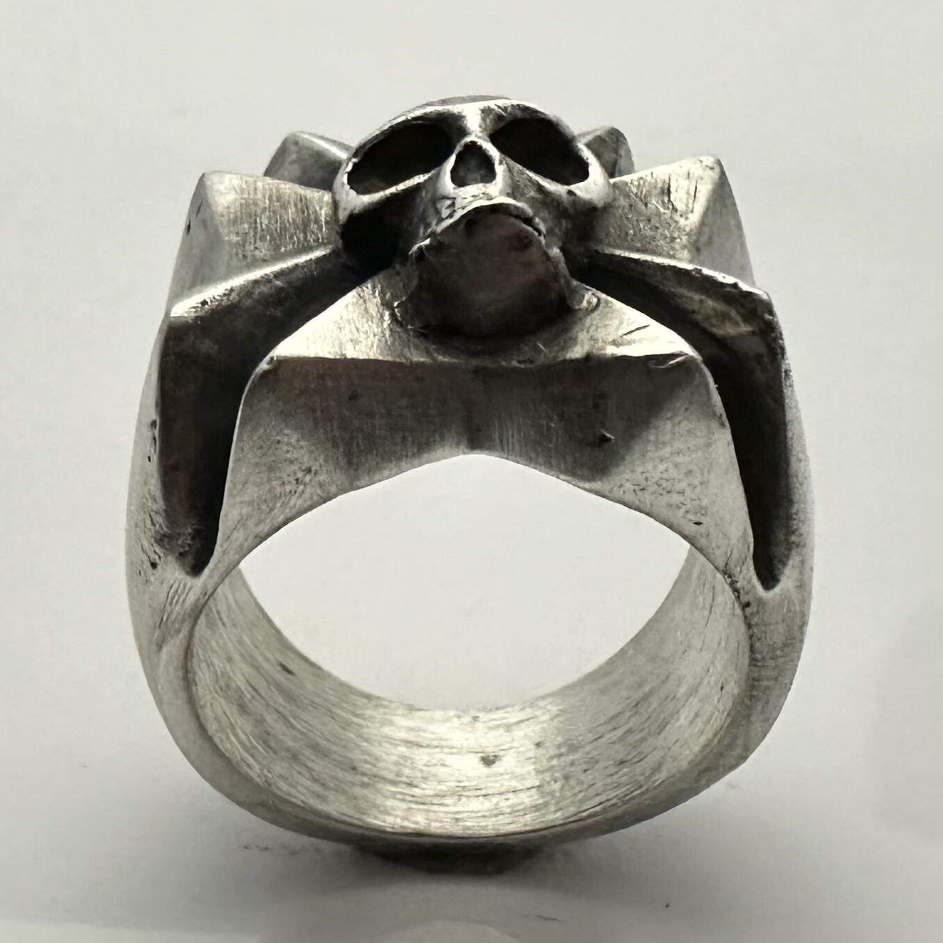 MJG STERLING SILVER.MALTESE CROSS SKULL RING. 21MM SQ. 38 GR. WARHAMMER Sz. 10