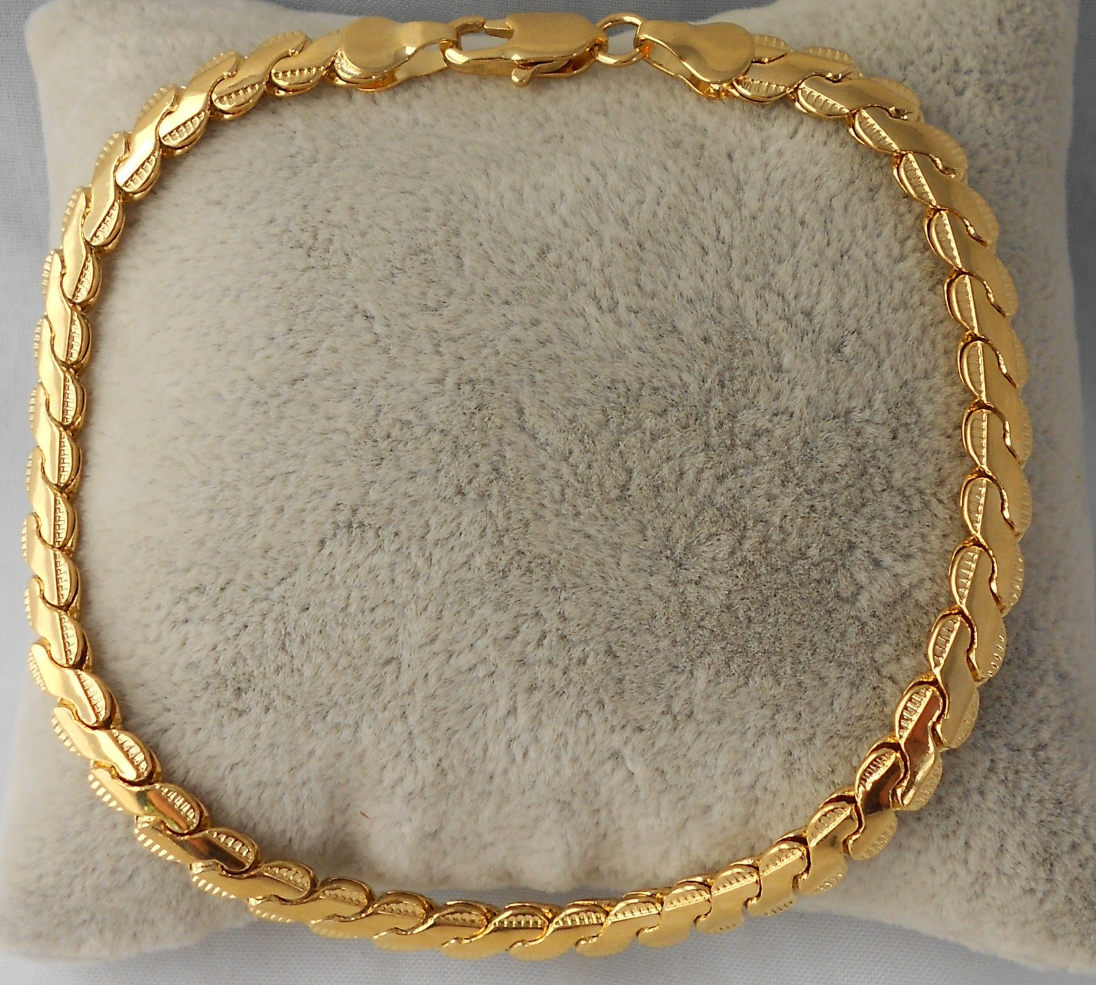 Men’s 18k Gold layered 4mm HERRINGBONE Bracelet Size 8 1 /4 LY37
