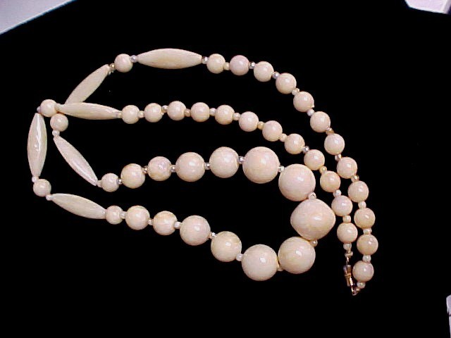 Retro Cream Beige Solid Lucite Beads Necklace 26″ Beautiful Vintage Creamy