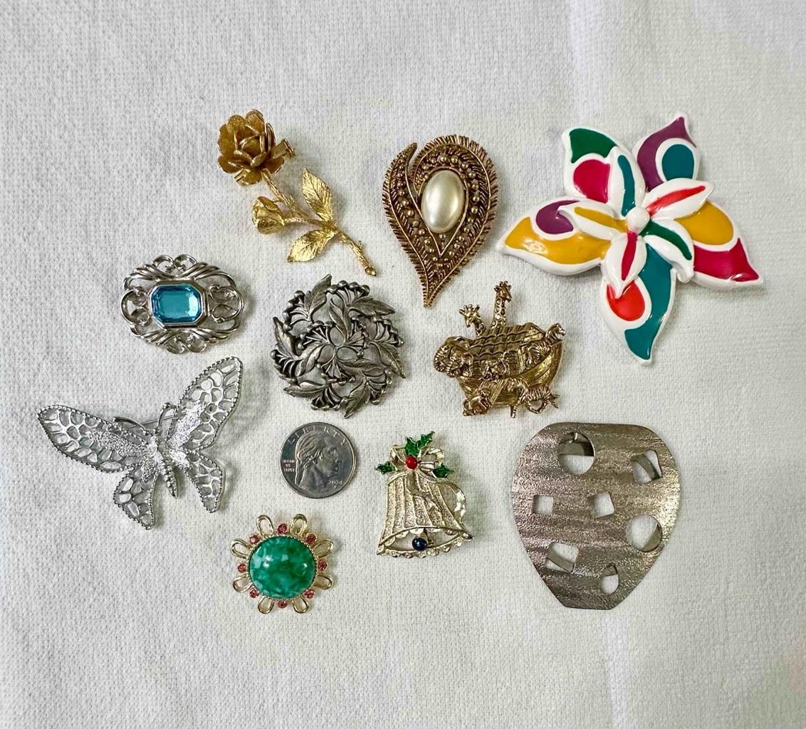 Vntg 31 Pieces Mixed Lot Wearable/Art Jewelry Brooches Earrings Etc Collection C