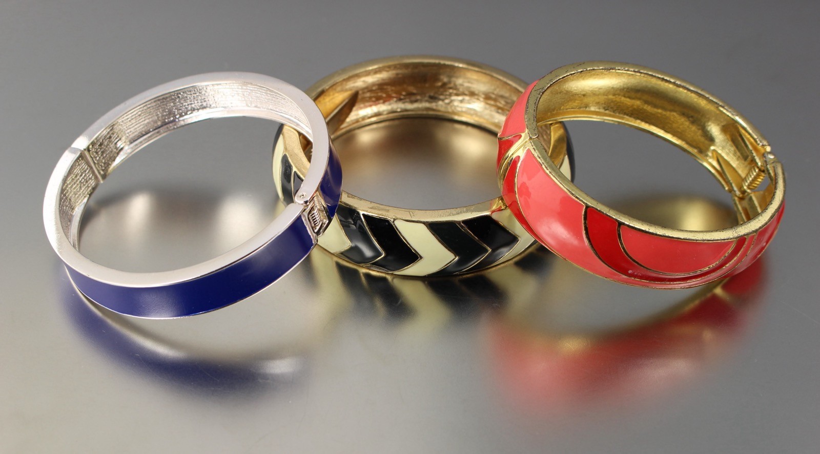 LOT OF 3 VINTAGE ENAMEL PINK BLUE BLACK HINGE CLASP BANGLE BRACELETS