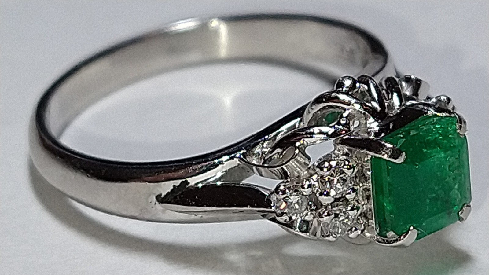 Solid platinum 0.84 carat natural emerald diamond ring 4.60 grams pt900 READ