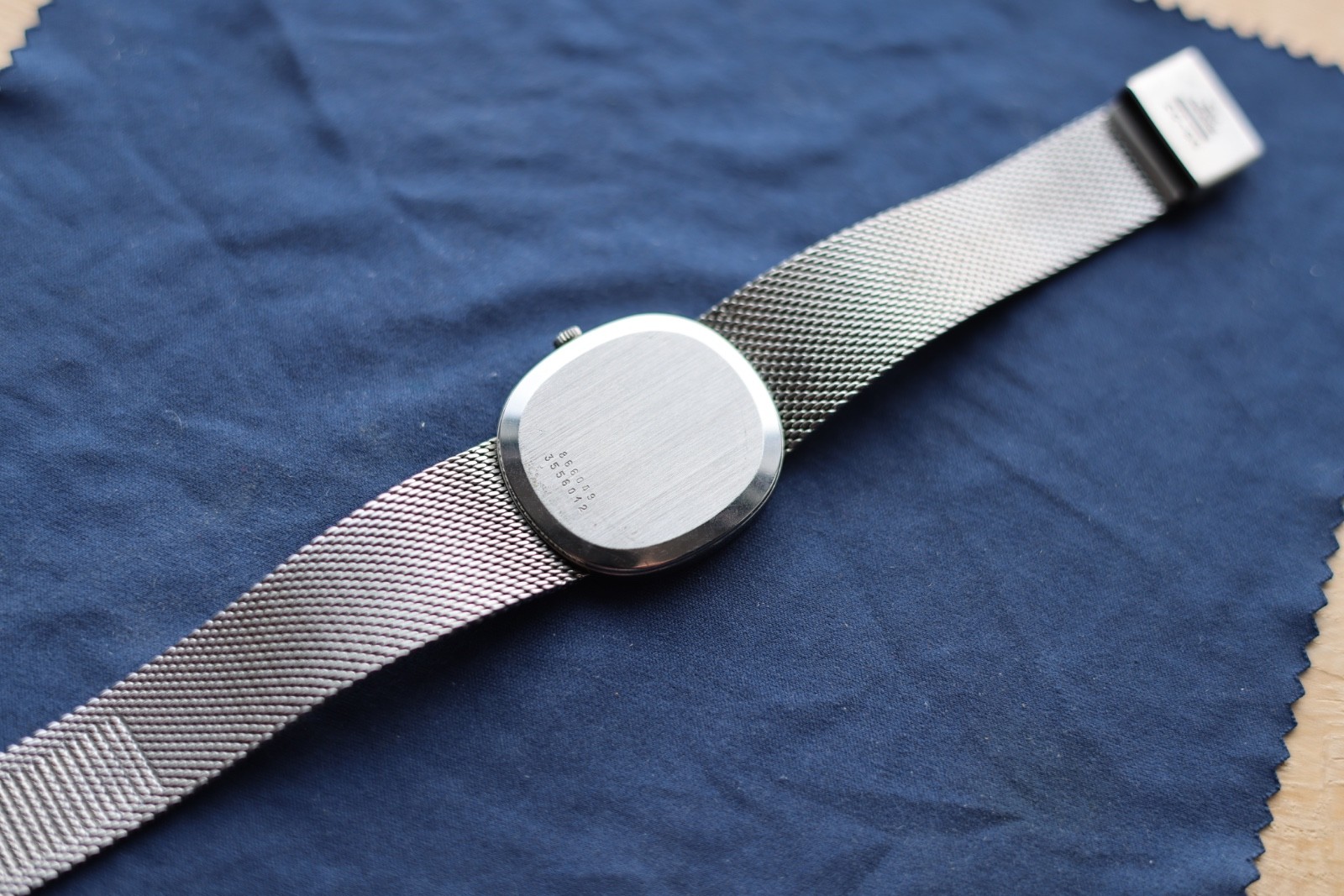 universal geneve white shadow ultra thin blue dial NOS