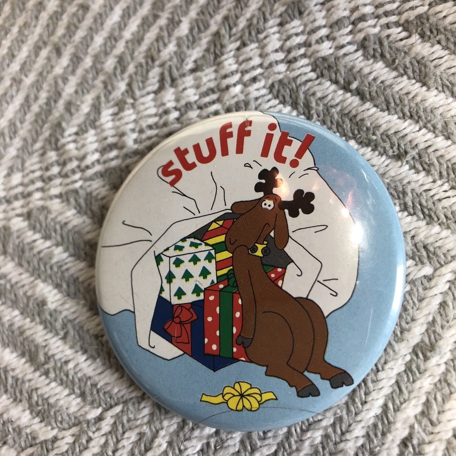 Vintage Stuff It Christmas Button Pin Funny Cartoon Novelty Reindeer Presents