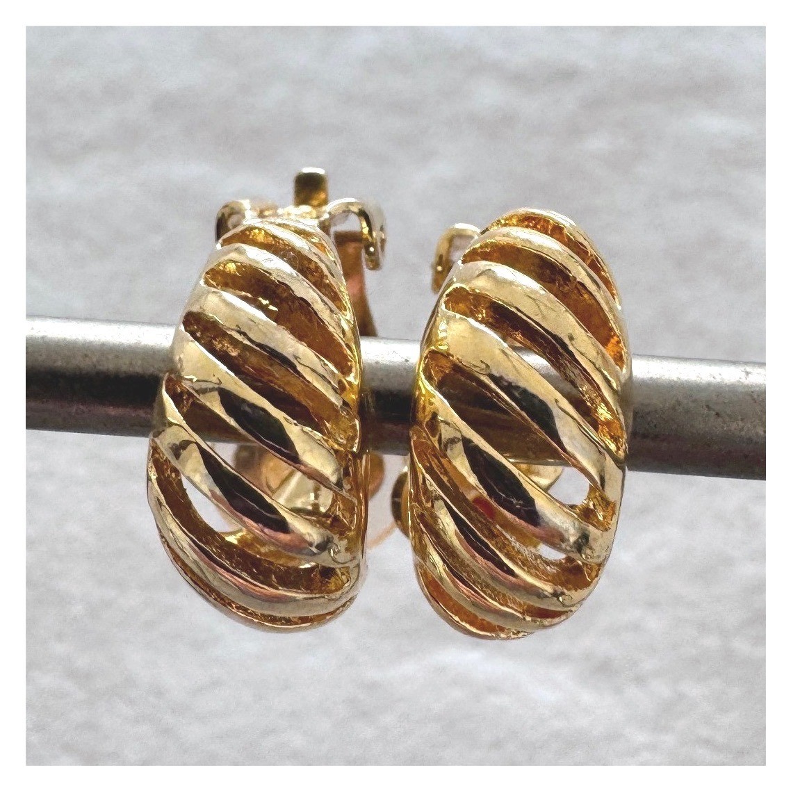 Retro 80s Minimalist Gold Croissant Crescent Hoop Clip On Earrings 7/8″
