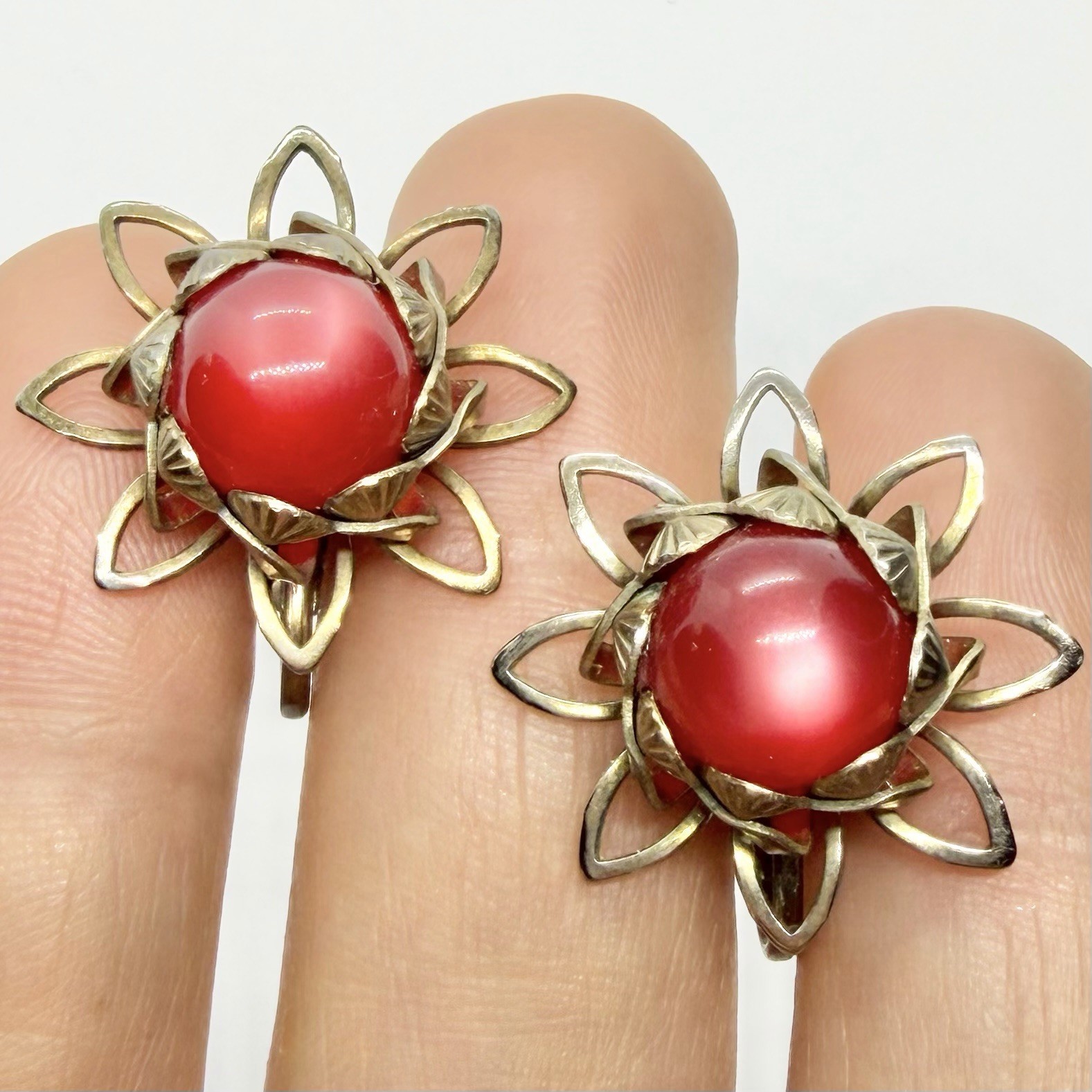 Vtg Midcentury Red Burgundy Moonglow Lucite Antiqued Gold Flower Earrings Clip