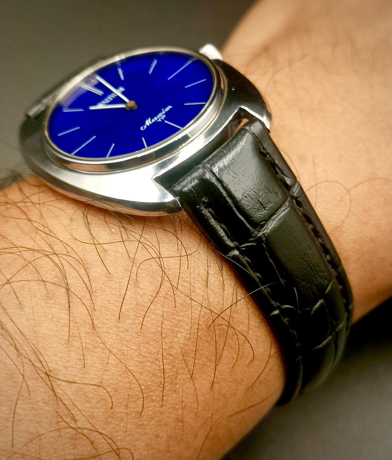 Vintage And Rare WALTHAM Maxim VIP Hand-Winding Unisex watch. 17 Jewels.