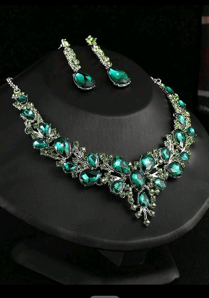 Silver-Plated Zinc Green CZ Cluster Necklace And Earrings Set