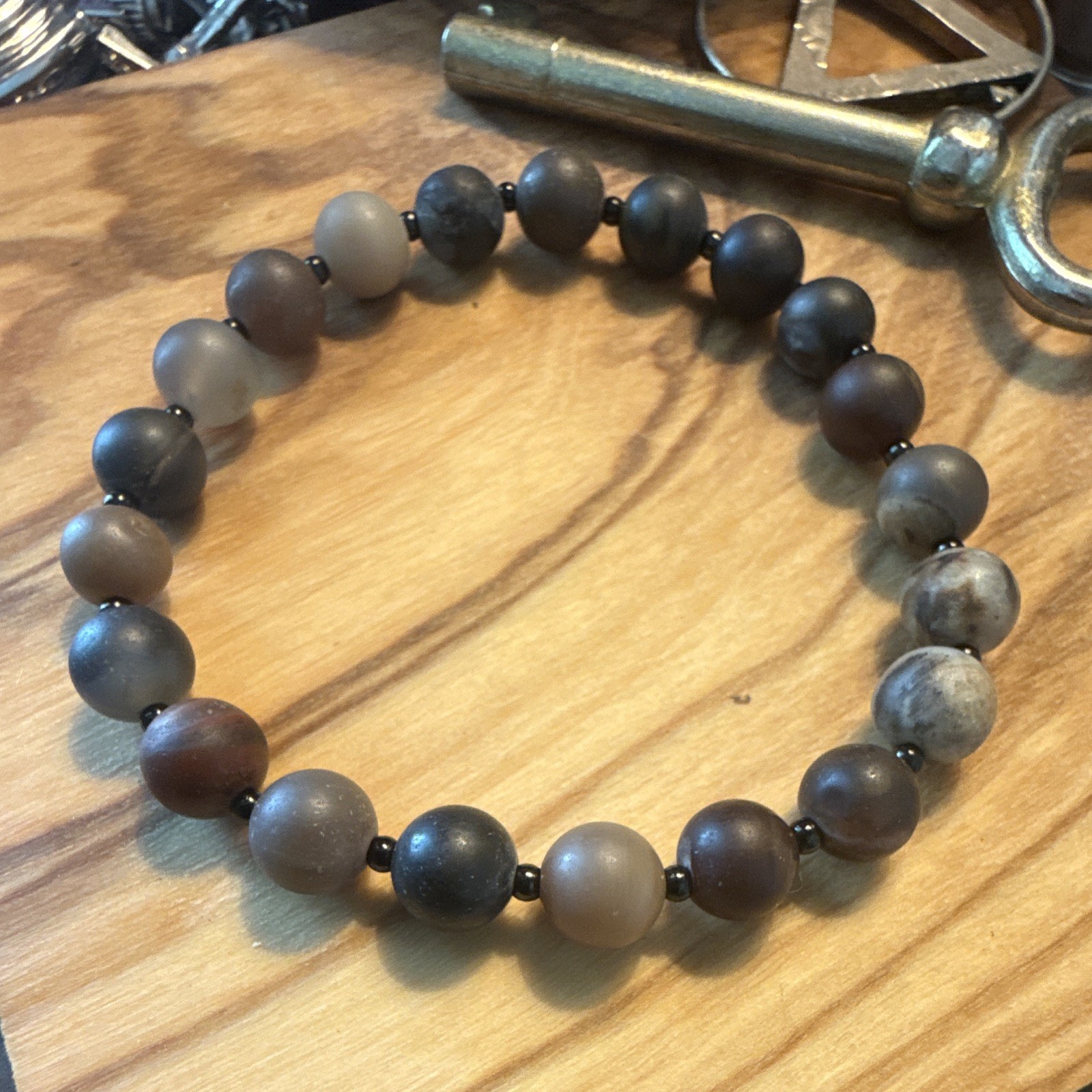 Petrified wood 6 mm and hematite spacers 6 1/2 inch but we can make it to any si