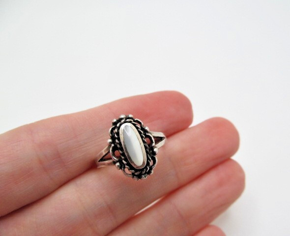 Vintage 925 Sterling Silver Fancy Beaded Twist Mother of Pearl Oval Ring Sz 6.5