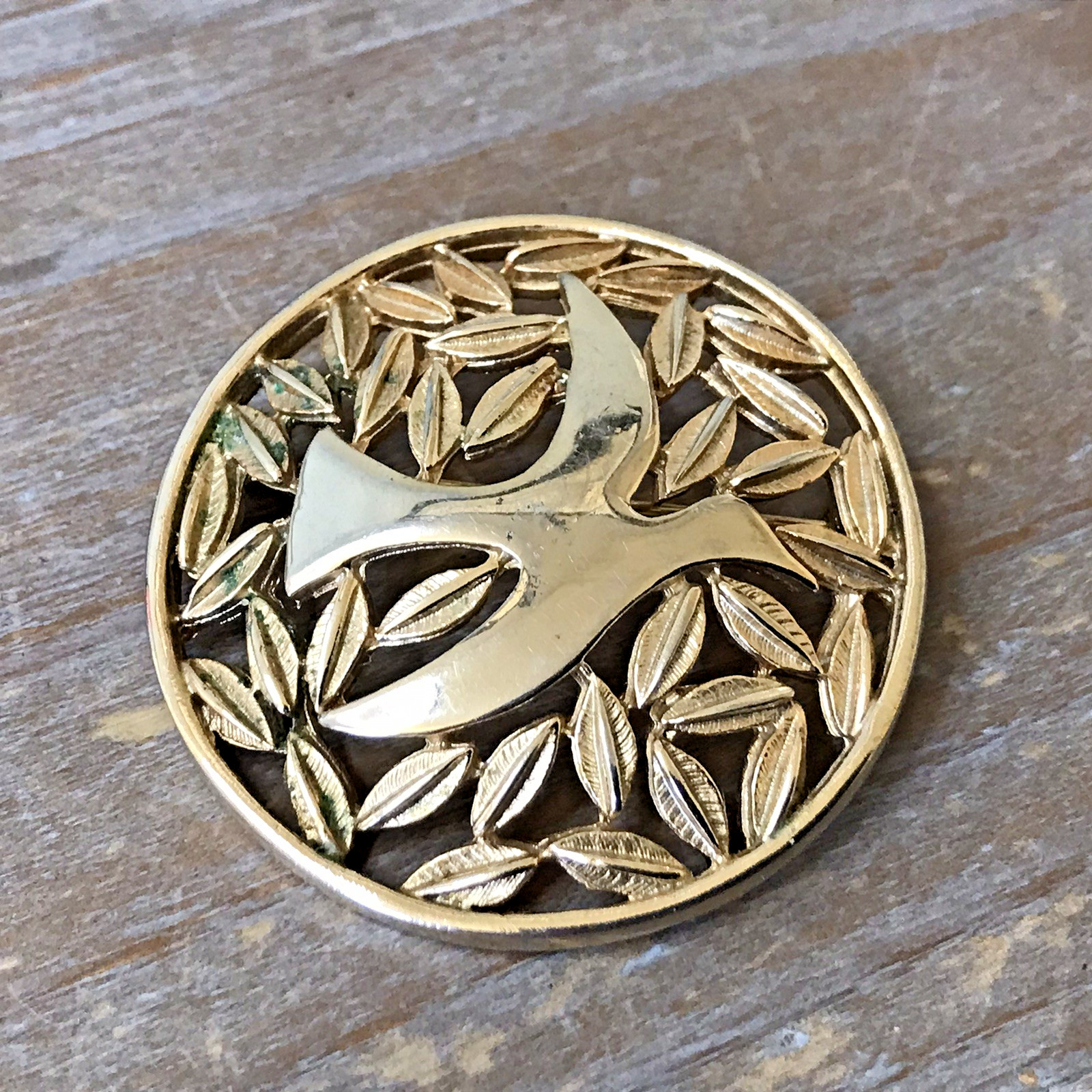 MICHELE LYNN SIGNED DOVE BIRD LEAVES ROUND BROOCH PIN GOLD TONE (F5)