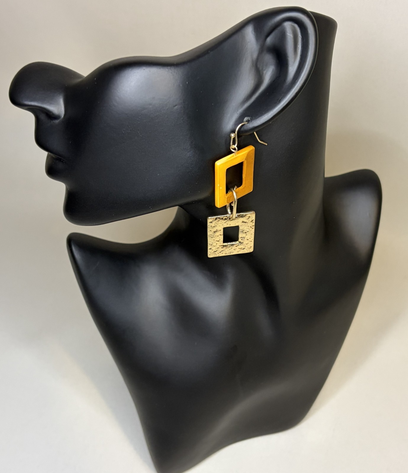 Vintage Retro Mustard Yellow Lucite & Hammered Gold Tone Square Dangle Earrings