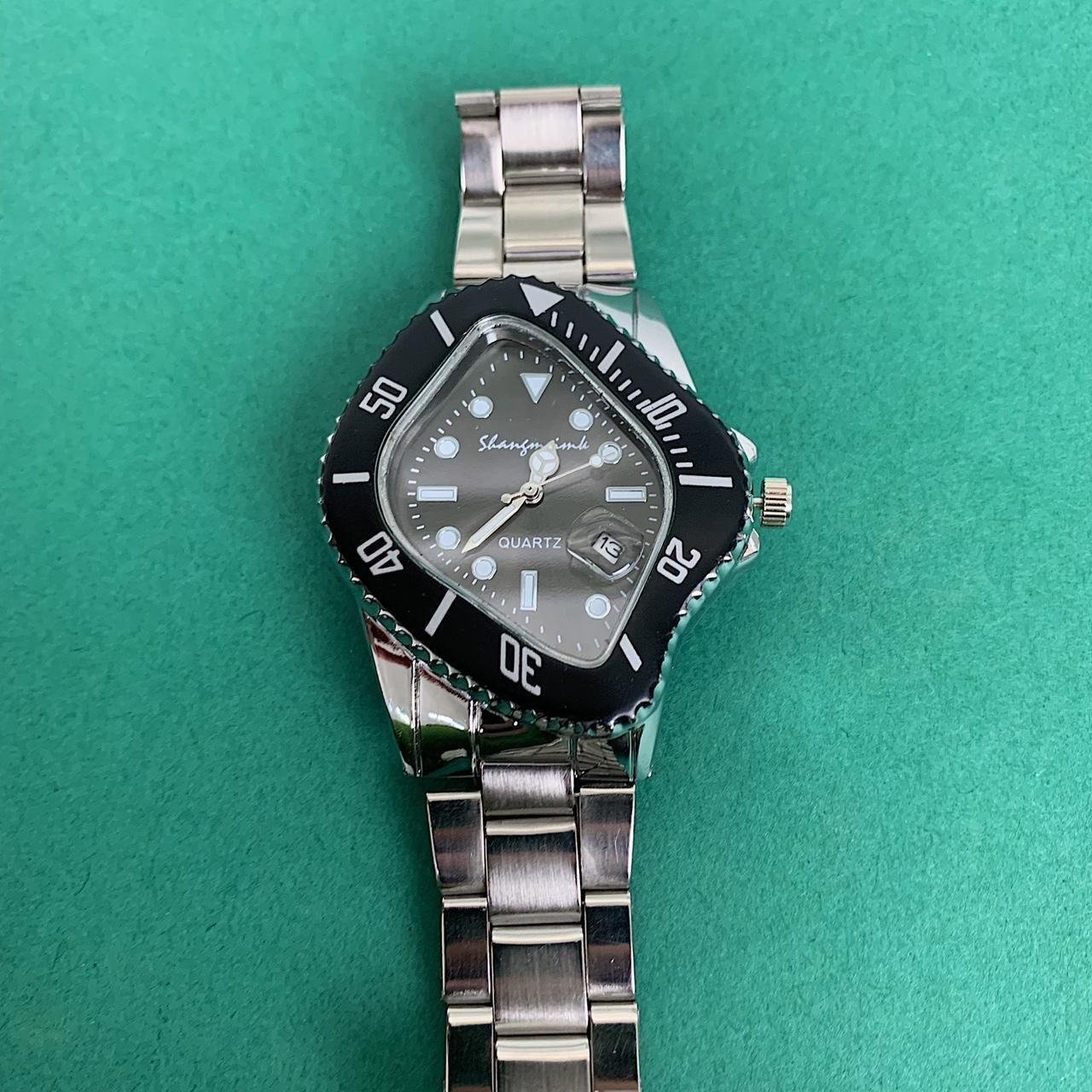 Classy essential minimalist stainless steel futuristic black watch