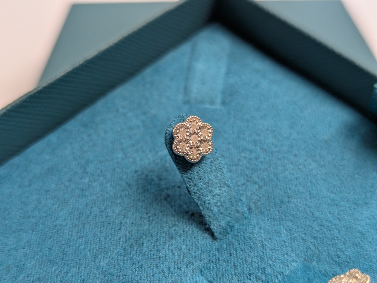 Effy Diamond Flower Stud Earrings 0.09Tw Brand New in Box, never worn!!!
