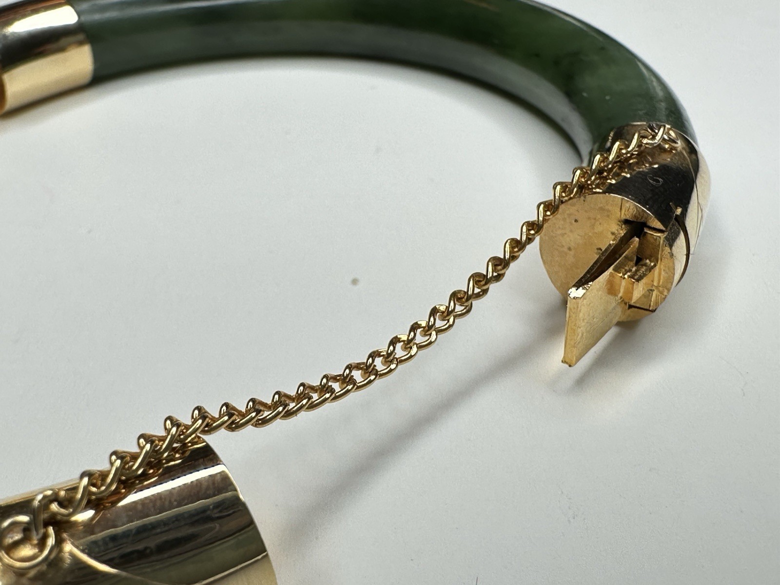 Vintage Green Nephrite Jade Hinged Gold Tone Bangle Bracelet w/ Push Lock /Chain