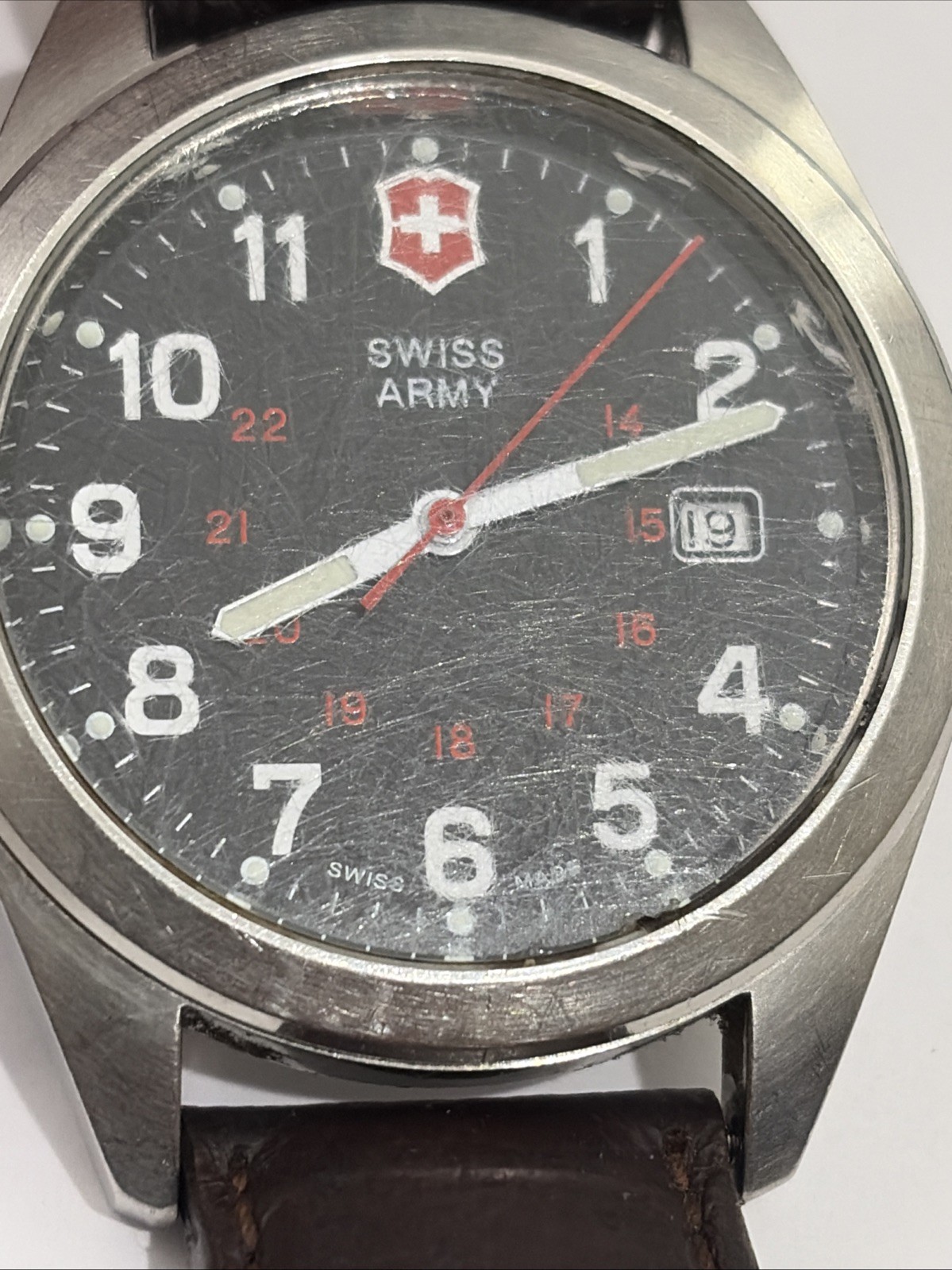 VICTORINOX SWISS ARMY GARRISON MEN’S WATCH 40 MM W/ NEW BATTERY!
