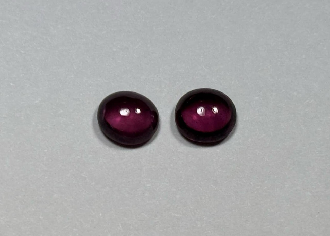 Two (2) Cabachon Red Rhodolite Garnet Gems – 8 X 3.7 MM – 4.20 TCW – Oval