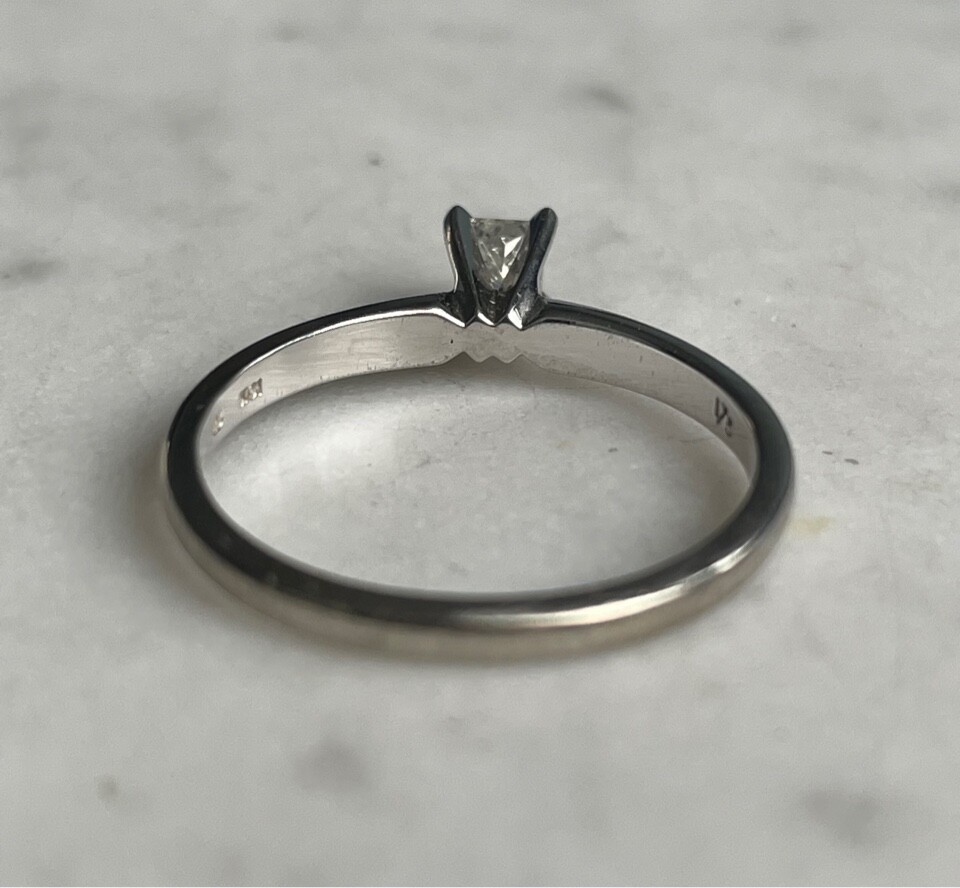 WHITE GOLD & 0.2 CARAT DIAMOND ENGAGEMENT RING SIZE 6.75
