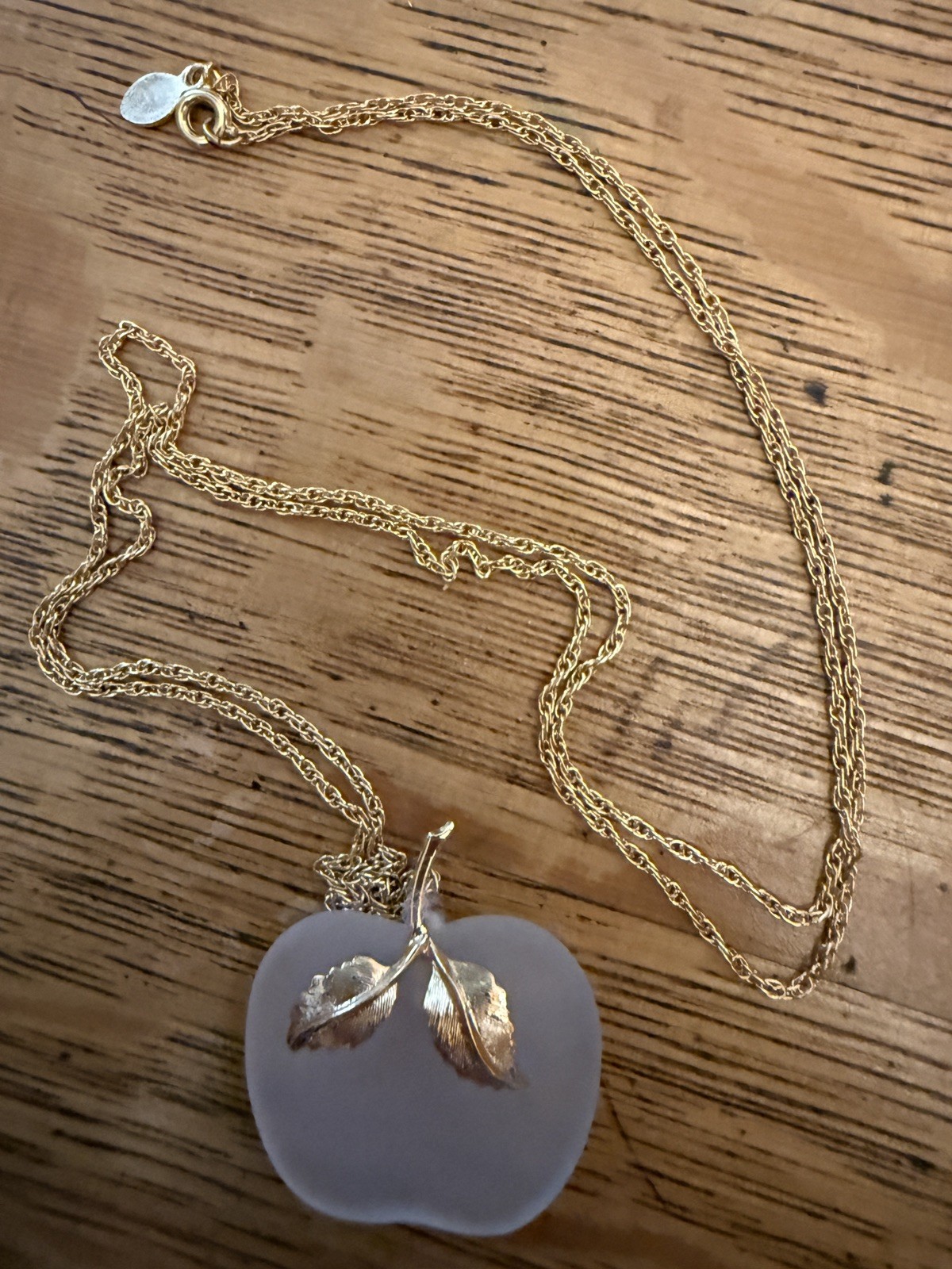 Vintage Avon Frosted Glass Apple Pendant Necklace Gold Tone Signed Fruit 28”