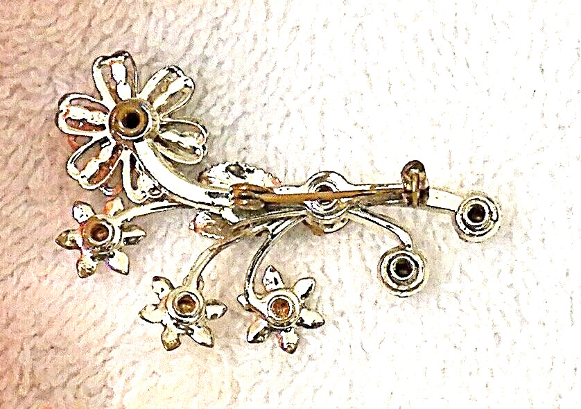 CLASSIC PIN BROOCH BOUQUET BASKET FLOWER PETALS FERN PLANT SPRAY RHINESTON VL-B1