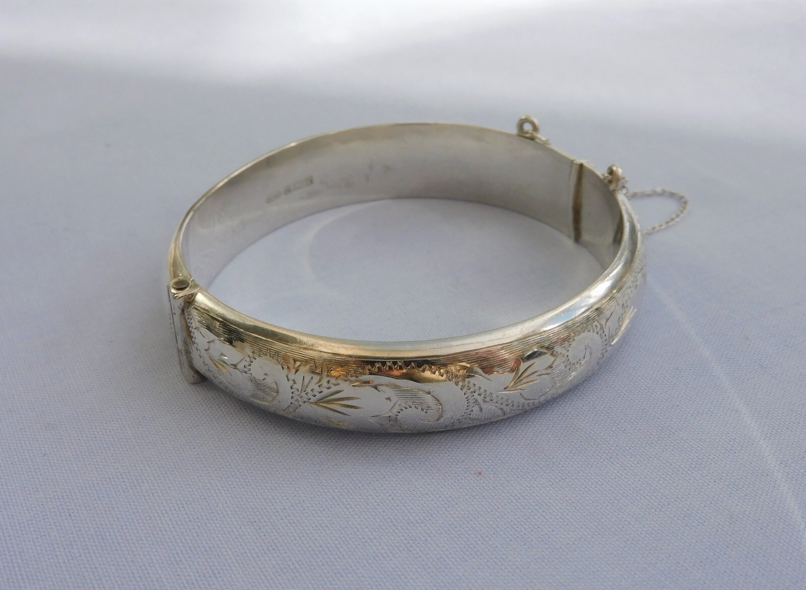 CPS BIRMINGHAM 1966 HALF ENGRAVED SOLID STERLING SILVER HINGED FLORAL BANGLE