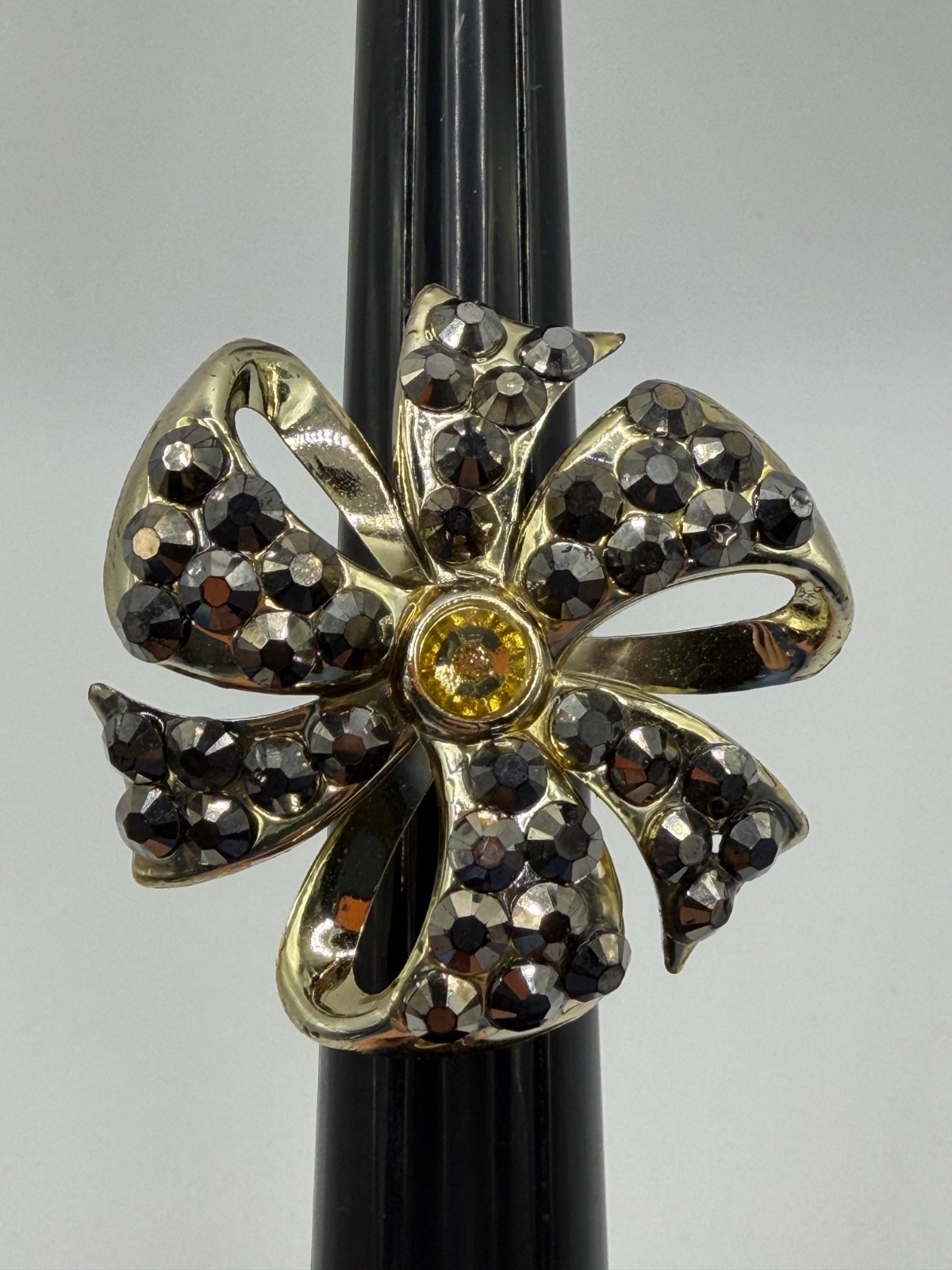 GOLD-TONE BOW BROOCH WITH BLACK YELLOW GRAY CRYSTALS ADJUSTABLE VINTAGE