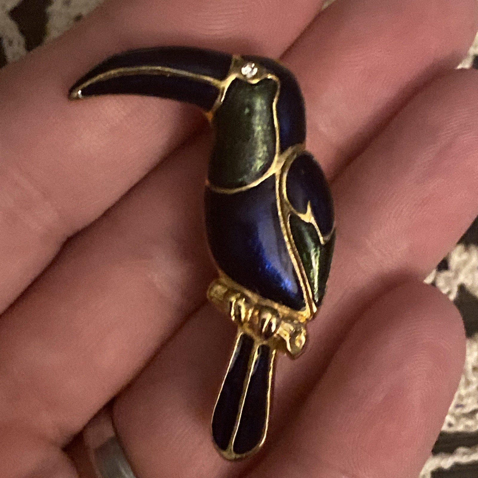 Vtg Gold Tone Metal and Enamel Rhinestone Eye Toucan Tropical Bird Brooch Pin