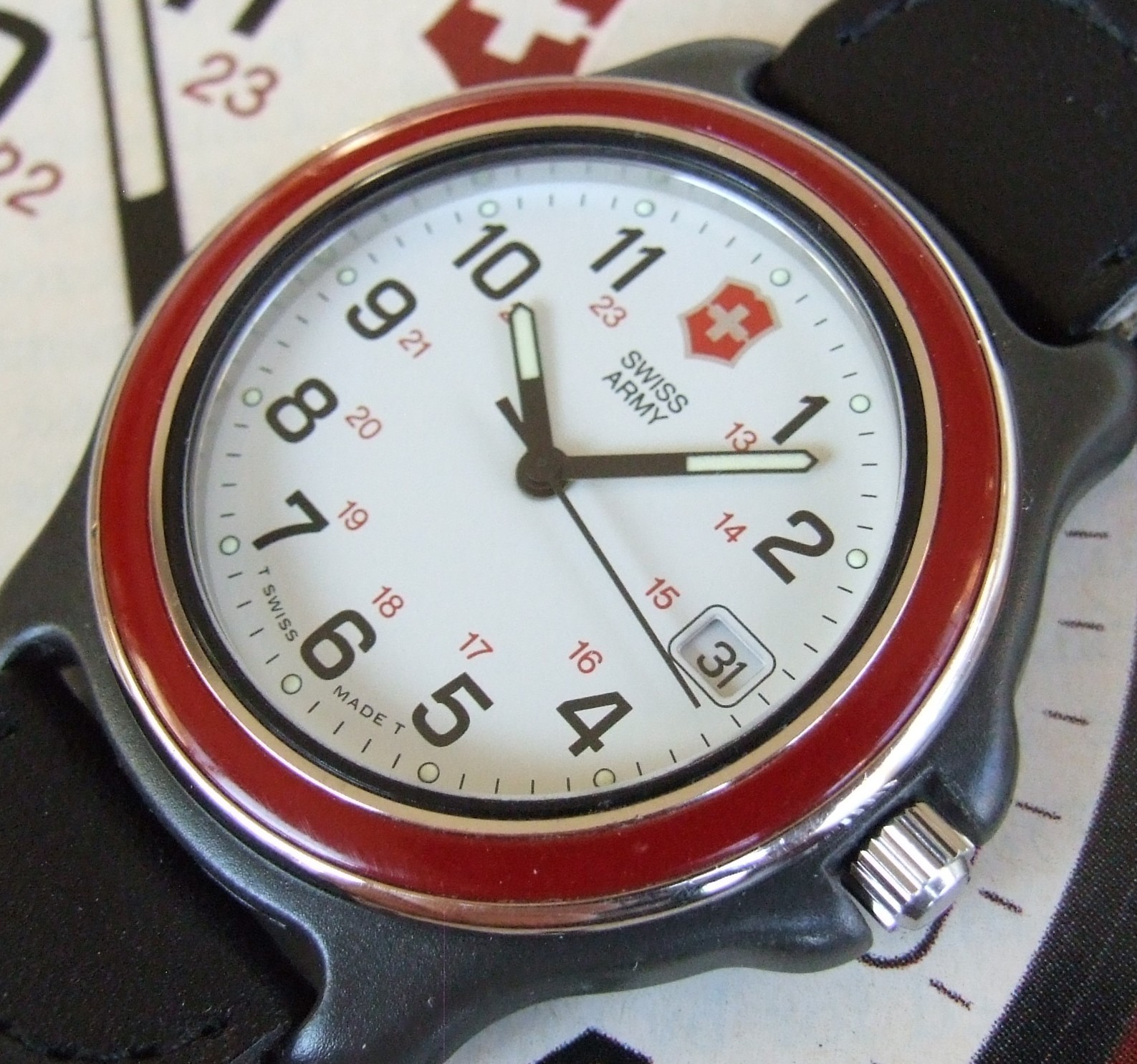 SWISS ARMY Watch~Men ‘The Famous’ ORIGINAL Series 2000 ClaSSiC RED~OEM STRAP~EUC