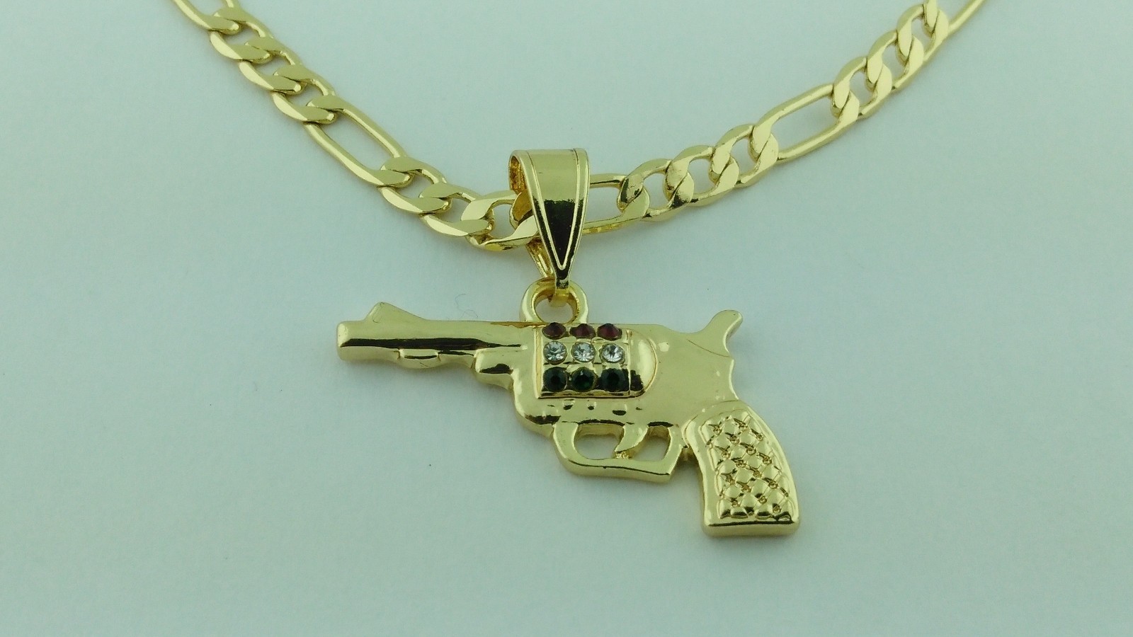 Revolver Gun Pendant 3 tone Gold plated With stones and chain. Dije de Revolver