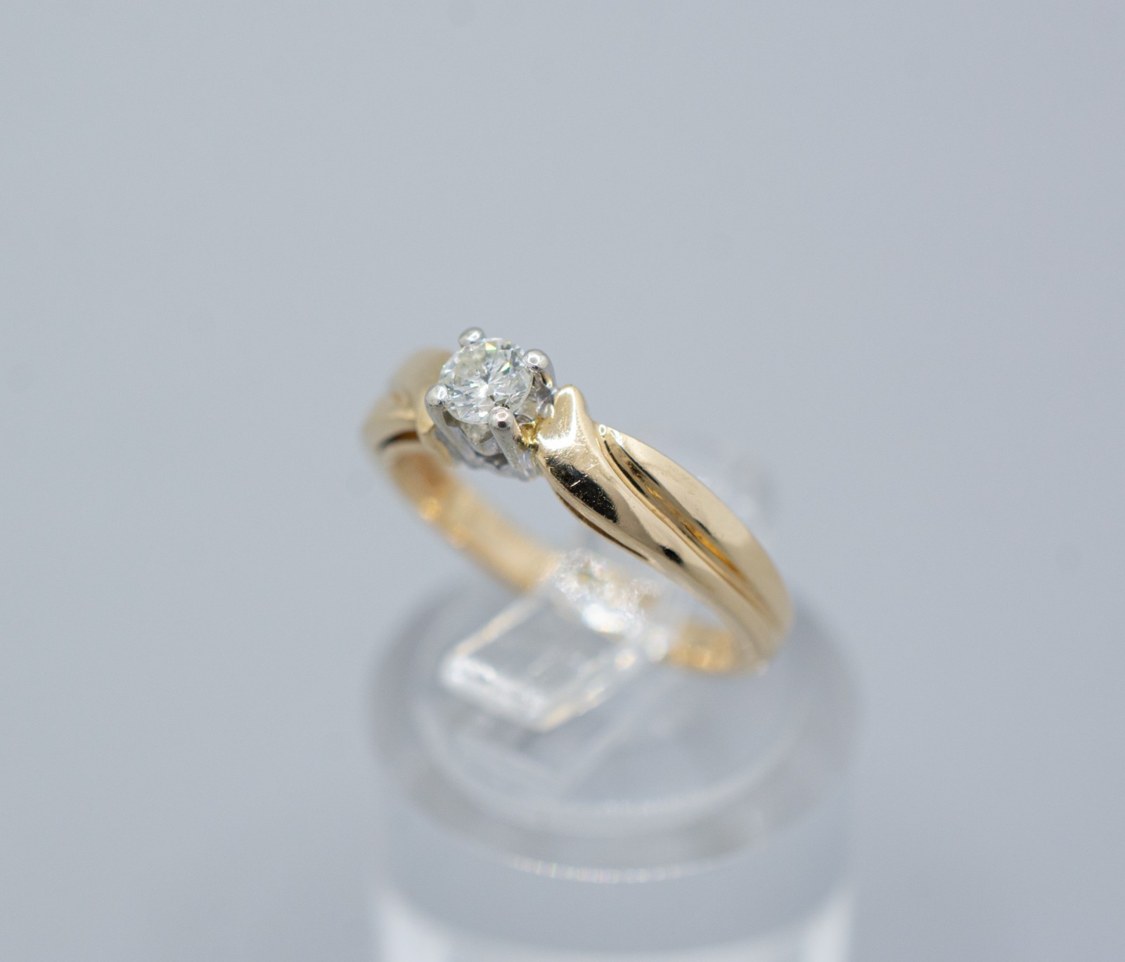 (MA5) 14K Yellow Gold Solitaire Diamond Ring .15 ctw 2.4 Grams Size 4