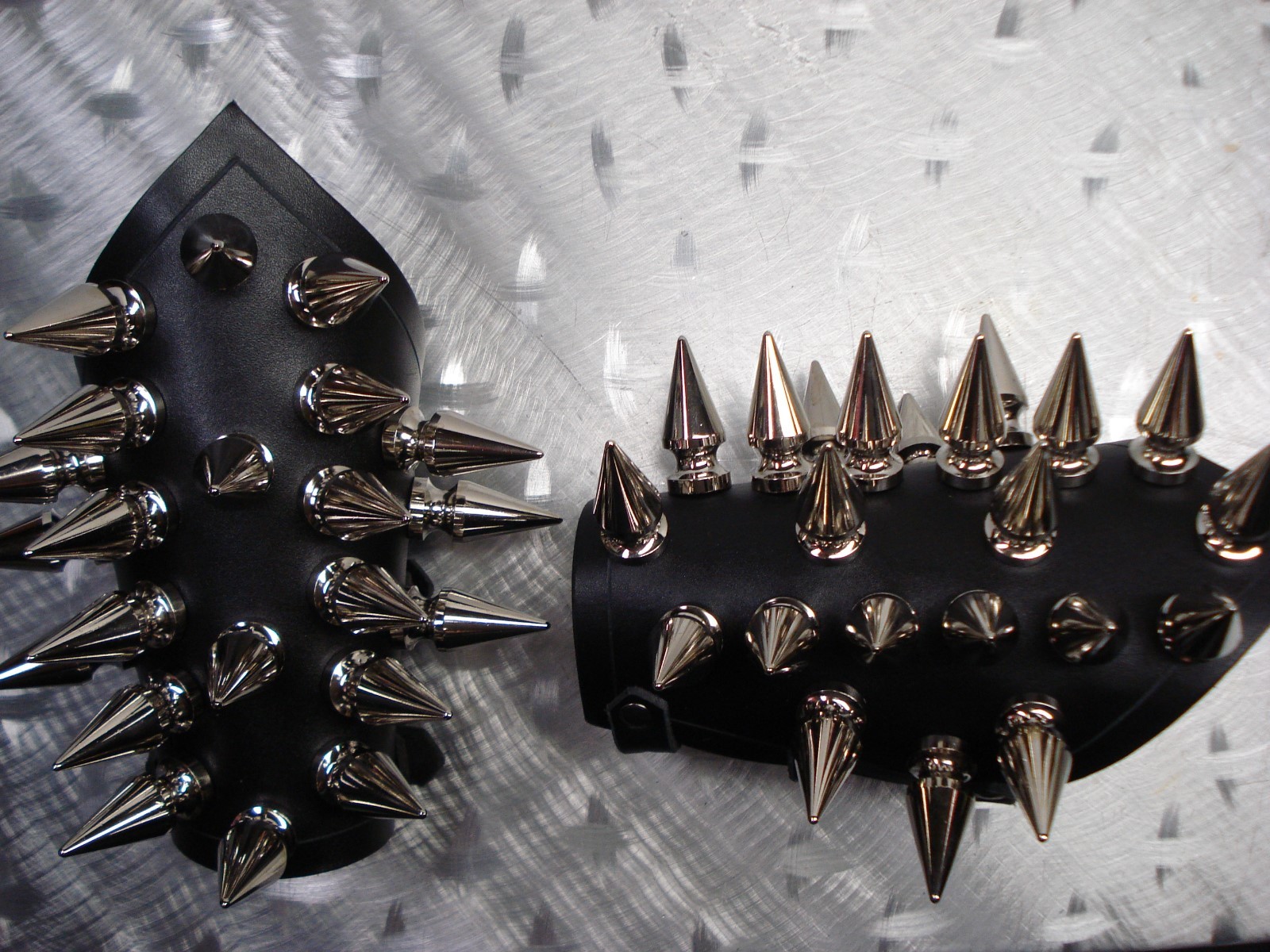 LEATHER GIANT SPIKED GAUNTLET. BLACK METAL… (MDLG0319)….. TEITAN BLOOD