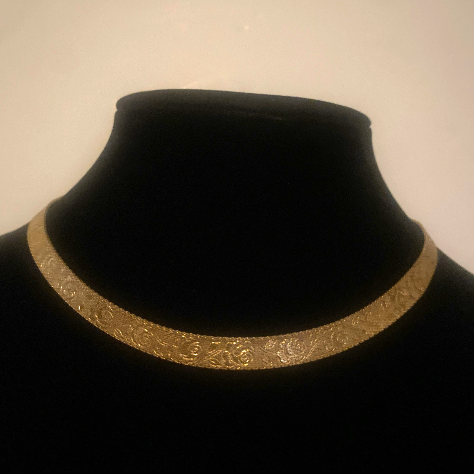 VTG Gold Tone MONET with Rose Motif~ Flat Choker / Necklace~16″-17″L