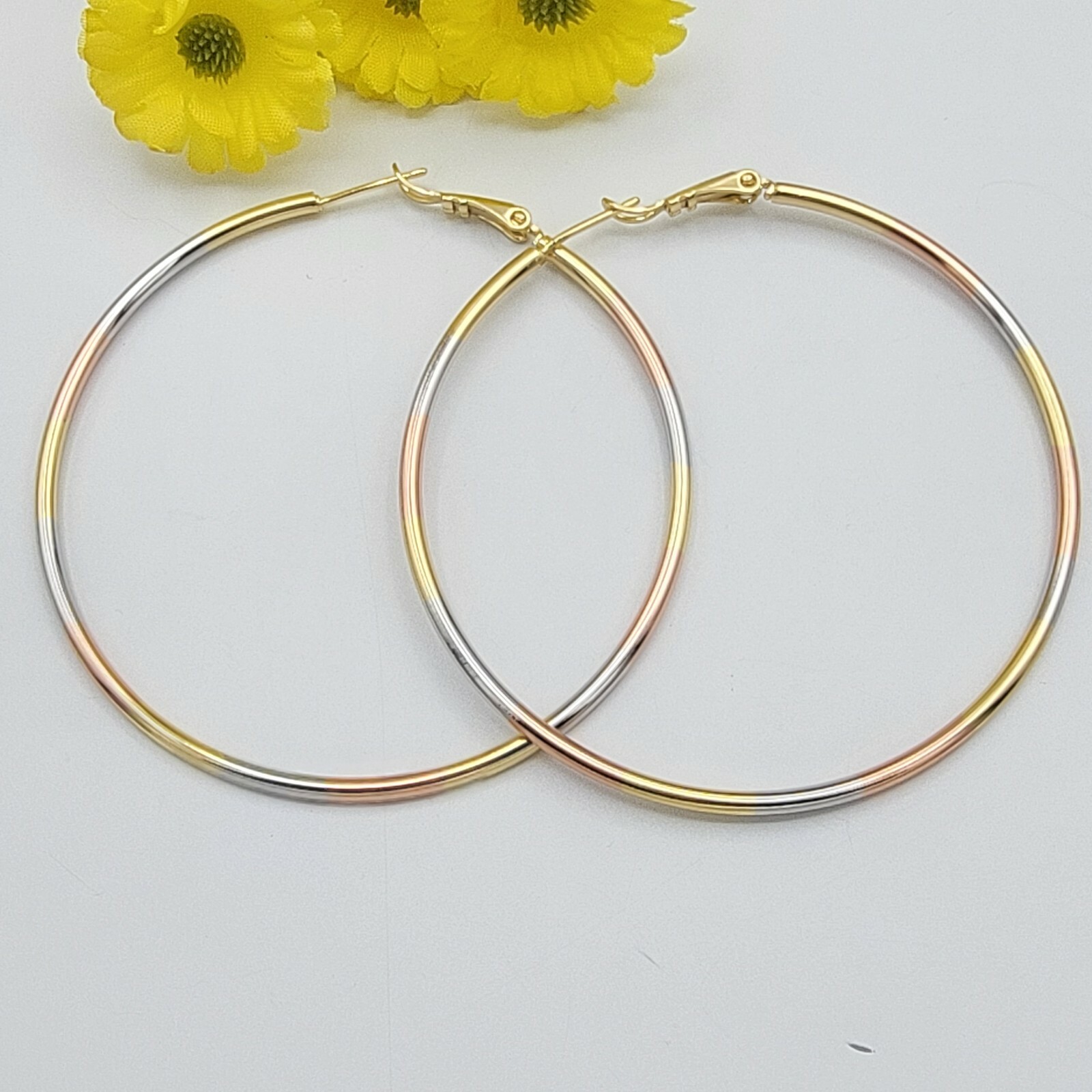 Tri-Color Gold Plated 2mm Hoops Earrings. Different Sizes. Oro Laminado