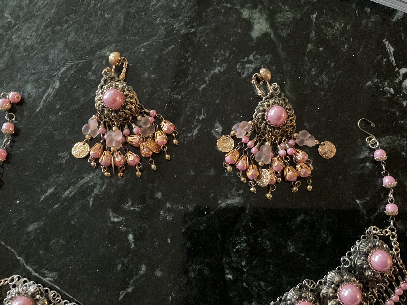 EXTRAVAGANT BEADED CORAL TONED DETAILED FRINGE LADY COLAR/EARRING SET VINTAGE FS